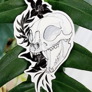 Hauskatze Schädel mit Lilie Blume Glossy Sticker Geschenk für Sie Ihn Original Zeichnung Skelett und Pflanze mit Tier