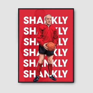 Könnte beinhalten: Ein rotes und weißes Poster mit dem Namen "SHANKLY", der fünfmal in einer weißen serifenlosen Schrift wiederholt wird. Ein Mann in einem roten Hemd und Shorts hält einen Fußball.