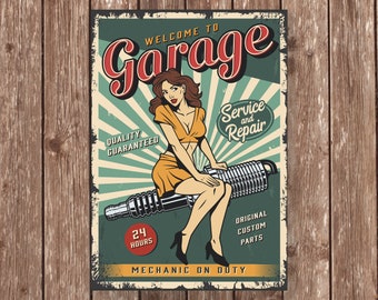 Può includere: Un cartello da garage in stile vintage con una pin-up seduta su una candela. Il cartello dice "Benvenuti al Garage", "Servizio e Riparazione", "Qualità Garantita", "24 Ore", "Ricambi Originali Personalizzati", e "Meccanico in Servizio".