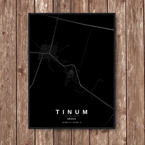 Könnte beinhalten: Gerahmter Schwarz-Weiß-Kartendruck von Tinum, Mexiko. Die Karte zeigt ein detailliertes Straßennetz und den Namen der Stadt in weißen Großbuchstaben. Koordinaten sind unter dem Stadtnamen aufgeführt.