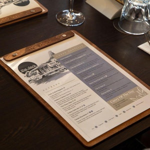 Portamenús de madera artesanal - Menú para restaurantes, cafeterías y pubs - Expositor de menús de sobremesa personalizable. Disponible en tamaños A5, A4 y personalizados.