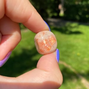 Flitsende mini-zonnesteenbeker | Kleine trommelsteen | Natuurlijk genezende zaksteen | Gepolijst edelsteen sacrale chakra | Canada: gratis verzending