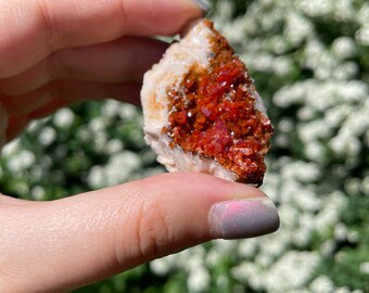 モロッコ、ミブラデン産のキラキラ輝く赤色バナジナイト水晶クラスター