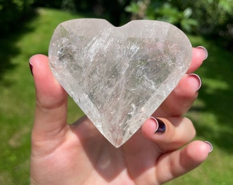 Cuarzo transparente facetado de alta calidad en forma de corazón procedente de Brasil. Tallado en cristal natural para mayor claridad y amplificación de energía. Piedra preciosa pulida.