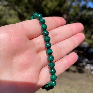 May include: A green malachite beaded bracelet with a stretchy cord.