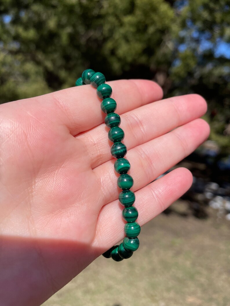 May include: A green malachite beaded bracelet with a stretchy cord.