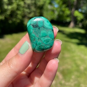 Malachite Tumble Stone | Natural Tumbled Crystal for Heart Chakra Healing | Green Gemstone with Cool Patterns & Banding from Congo