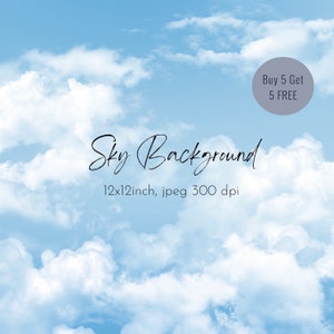 以下が含まれることがあります： 白いふわふわの雲のある青い空。 「Sky Background」というテキストが黒い筆記体で書かれています。 テキストの下には「12x12inch, jpeg 300 dpi」とあります。 右上の隅には、「Buy 5 Get 5 FREE」というテキストが書かれた灰色の円があります。