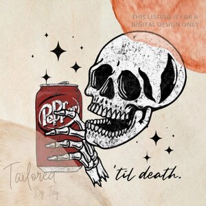Op de afbeelding: Digitale illustratie van een schedel die een Dr. Pepper-blikje vasthoudt. Het ontwerp is in zwart en wit met een rood en wit frisdrankblikje. Tekst bevat "'til death" en "Tailored By Tay".