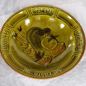Bardzo duży makaron, kluski, spaghetti, miska sałatki. Awokado zielone z warzywami. 14" szerokości. Fantastyczny zabytkowy przedmiot.