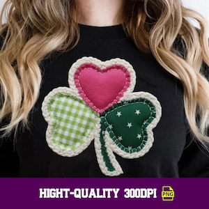 Peut inclure: T-shirt noir à manches longues avec un grand trèfle brodé. Le trèfle a un cœur rose, une feuille à carreaux verts et blancs et une feuille verte avec des étoiles blanches. Le texte "HIGHT-QUALITY 300DPI PNG" est en bas.
