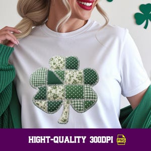 Peut inclure: T-shirt blanc avec un motif de trèfle patchwork dans différentes nuances de vert. Le trèfle est composé de différents tissus à motifs. Le texte "HIGHT-QUALITY 300DPI PNG" est en bas de l'image. Des découpes de trèfles verts sont sur le mur.