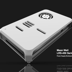 Op de afbeelding: Een witte behuizing voor een voeding met een ventilator, ventilatieopeningen en de tekst "Mean Well LRS-450 Series Power Supply Enclosures". Het rechthoekige apparaat heeft een afgerond randontwerp.