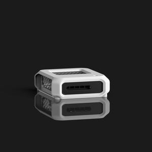 Peut inclure: Un appareil rectangulaire blanc et noir avec un dessus en forme de grille et une s&eacute;rie de fentes &agrave; l'avant. L'appareil se refl&egrave;te sur une surface noire brillante, cr&eacute;ant une image sym&eacute;trique.