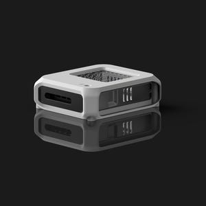 Peut inclure: Un appareil rectangulaire blanc et noir avec un dessus en maille et une fente sur le c&ocirc;t&eacute;. L'appareil se refl&egrave;te sur une surface sombre. Le design est moderne et minimaliste.