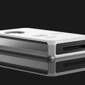 Op de afbeelding: Een wit rechthoekig elektronisch apparaat met een zwarte ventilatieopening en een cirkelvormige opening. Het apparaat heeft een metallic zilveren interieur en staat tegen een zwarte achtergrond, met een reflecterend oppervlak eronder.