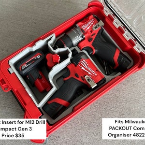 Può includere: Organizzatore Packout Milwaukee rosso con coperchio trasparente, contenente utensili elettrici rossi e neri. L'organizzatore include un inserto Packout per M12 Drill & Impact Gen 3. Il testo "Milwaukee" è visibile.