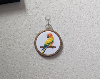 Arte de pared bordado de Sun Conure