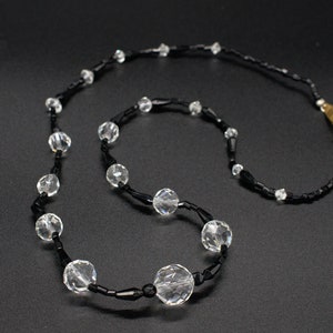 Antieke Art Deco ketting met gefacetteerde glazen en zwarte en heldere ronde kralen