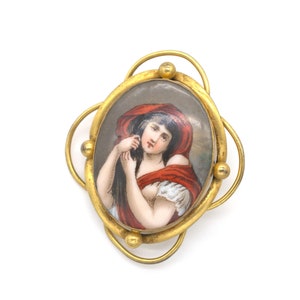 Eccezionale spilla antica vittoriana del XIX secolo in porcellana dipinta a mano con ritratto di donna su base Pinchbeck color oro