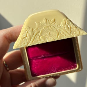 Art Deco-ringask i celluloid – krämfärgad celluloid med rosa sammetsinredning – W & S New York