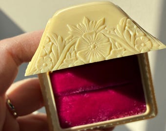 Art Déco Zelluloid Ring Box—Cremefarbenes Zelluloid mit Pinkem Samt Innenraum—W & S New York
