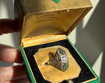 Art deco smaragdgroen en goud met tweekleurige binnenkant zwart fluweel met ecru fluwelen leren ring met bewerkte ringen Presentatiedoos