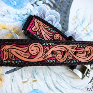 Peut inclure: Deux bracelets de montre en cuir marron avec des motifs floraux roses et beiges et des accents turquoise. Les bracelets sont sur un fond blanc avec un motif floral.