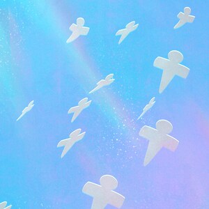Puede incluir: Un fondo azul con un efecto holográfico presenta recortes de papel blancos de personas en varias posiciones. Los recortes están dispersos por el fondo.