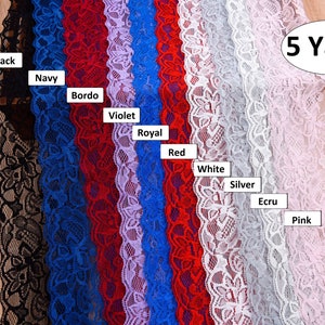 Könnte beinhalten: Eine Auswahl von 5 Yards Spitzenborte in verschiedenen Farben, darunter Schwarz, Marine, Bordeaux, Violett, Royal, Rot, Weiß, Silber, Ecru und Rosa.