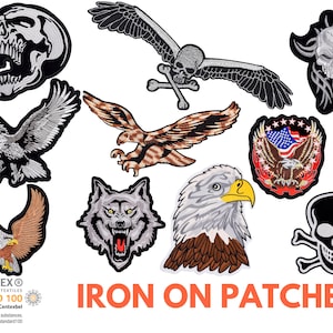 Puede incluir: Una colección de parches bordados para planchar con varios diseños. Los parches muestran águilas, calaveras, un lobo y una bandera americana. Los colores son negro, blanco, marrón y rojo. El texto "IRON ON PATCHES" se muestra en naranja.