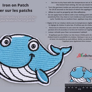 Peut inclure: Patch thermocollant représentant un dauphin brodé bleu et blanc. Le patch mesure 8,9 cm de large et 6,4 cm de haut. Les instructions pour appliquer le patch sont incluses dans l'image.