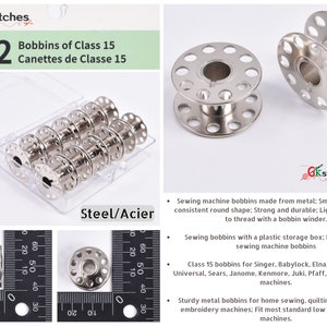 Op de afbeelding: Een set van 12 zilveren metalen naaimachine spoeltjes in een transparante plastic opbergdoos. De spoeltjes zijn klasse 15 en geschikt voor de meeste standaard naaimachines met lage steel.