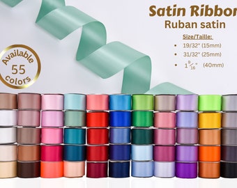 Könnte beinhalten: Eine Auswahl von 55 Farben an Satinbandspulen in verschiedenen Breiten, darunter 19/32 Zoll (15 mm), 31/32 Zoll (25 mm) und 9/16 Zoll (40 mm).