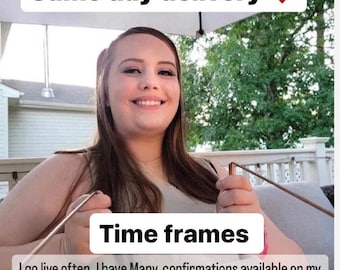 Puede incluir: La imagen muestra a una persona sonriente con cabello largo y castaño. Las superposiciones de texto dicen "Same day delivery" y "Time frames". Texto adicional menciona sesiones en vivo y una página de TikTok.