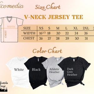 Puede incluir: Tabla de tallas para una camiseta de jersey de cuello en V, que muestra las medidas en pulgadas para el pecho y el ancho para las tallas XS a 3XL. La tabla de colores muestra cinco colores: blanco, negro, gris jaspeado atl&eacute;tico, gris jaspeado oscuro.