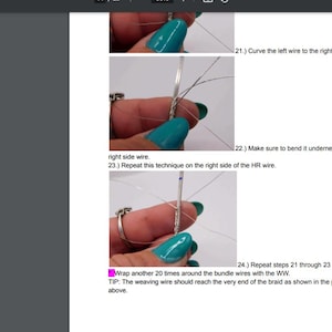 Pode incluir: Close-up de uma m&atilde;o envolvendo um fio de prata em torno de um feixe de outros fios. A imagem mostra um guia passo a passo para criar uma tran&ccedil;a envolvida em fio. O texto na imagem diz: "24. Repita as etapas 21 a 23, 20 vezes. DICA: O fio de tecelagem deve atingir o final da tran&ccedil;a como mostrado na foto acima."