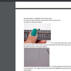 Pode incluir: Um close-up de uma r&eacute;gua medindo um peda&ccedil;o de fio. A r&eacute;gua est&aacute; marcada em polegadas e o fio est&aacute; sendo segurado por uma m&atilde;o com esmalte de unha verde. O texto na p&aacute;gina diz "Use a r&eacute;gua para encontrar o ponto central do fio do tamanho do anel. Como mostrado na foto acima."