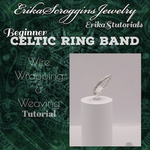 Op de afbeelding: Een zilveren Keltische ringband met een geweven ontwerp. De ring wordt getoond op een wit voetstuk tegen een groene achtergrond met de tekst "Beginner Celtic Ring Band Wire Wrapping & Weaving Tutorial".