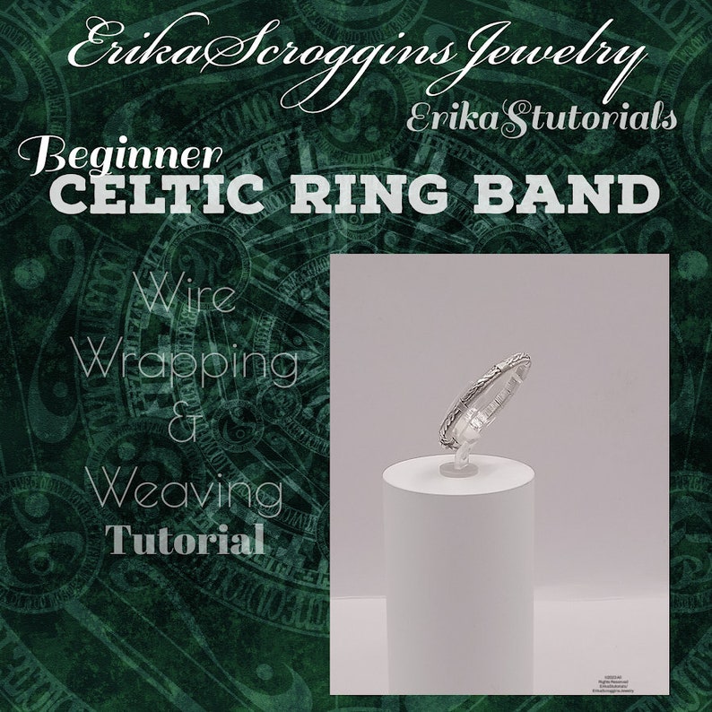 Pode incluir: Uma banda de anel celta de prata com um design tecido. O anel &eacute; exibido em um pedestal branco sobre um fundo verde com o texto "Beginner Celtic Ring Band Wire Wrapping & Weaving Tutorial".