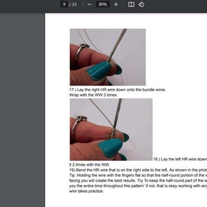 Pode incluir: Close-up de uma m&atilde;o segurando um fio e enrolando-o em torno de um feixe de fios. O texto na imagem diz: "17. Coloque o fio HR direito para baixo sobre o feixe de fios. Enrole com o RWW 3 vezes. 18. Coloque o fio HR esquerdo para baixo e enrole-o de frente para o fio HR direito com os dedos desse lado para a esquerda. Como mostrado na foto acima. Tente manter a parte semicircular do fio permanece voc&ecirc; o tempo todo ao longo deste padr&atilde;o. Se n&atilde;o, est&aacute; bem trabalhar com qualquer tipo de fio requer pr&aacute;tica."