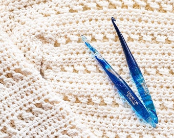 Birthstone Sapphire Crochet Hook - Ergonomic Resin Crochet Hook - Glitter Crochet Hook - Ophire Co