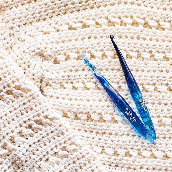 Birthstone Sapphire Crochet Hook - Ergonomic Resin Crochet Hook - Glitter Crochet Hook - Ophire Co