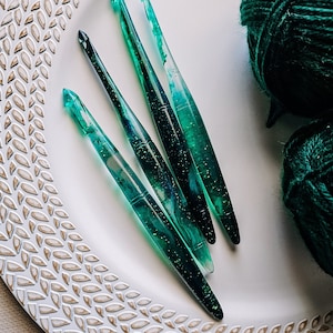 Emerald Glitter Resin Crochet Hook – Ergonomic Handle, Ophire Co.