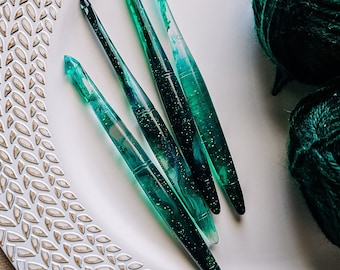 Emerald Glitter Resin Crochet Hook – Ergonomic Handle, Ophire Co.