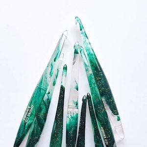 Birthstone Emerald Crochet Hook - Ergonomic Resin Crochet Hook - Glitter Crochet Hook - Ophire Co