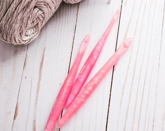 Birthstone Pink Tourmaline Crochet Hook - Ergonomic Resin Crochet Hook - Glitter Crochet Hook - Ophire Co