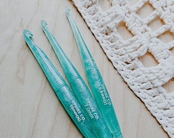 Birthstone Aquamarine Crochet Hook - Ergonomic Resin Crochet Hook - Glitter Crochet Hook - Ophire Co