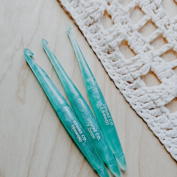 Birthstone Aquamarine Crochet Hook - Ergonomic Resin Crochet Hook - Glitter Crochet Hook - Ophire Co