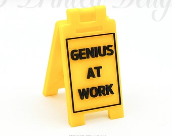 GENIUS AT WORK - Mini cartello da pavimento - Colori personalizzati - Stampato in 3D
